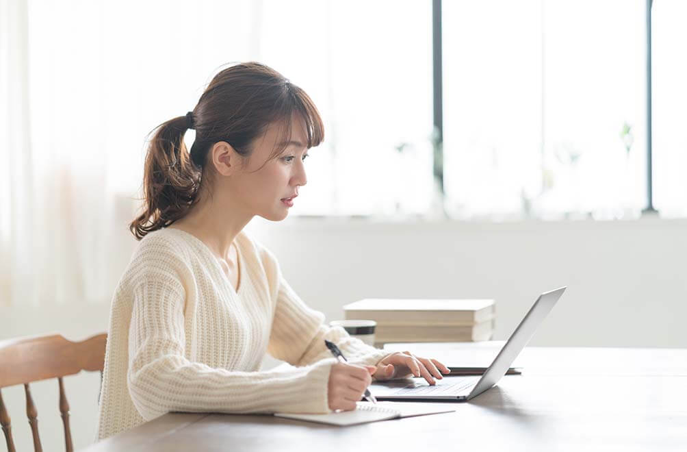 女性がパソコン作業