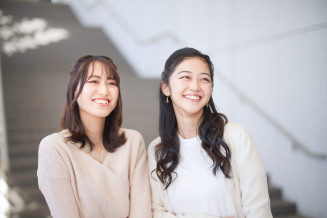 女性がパソコン作業